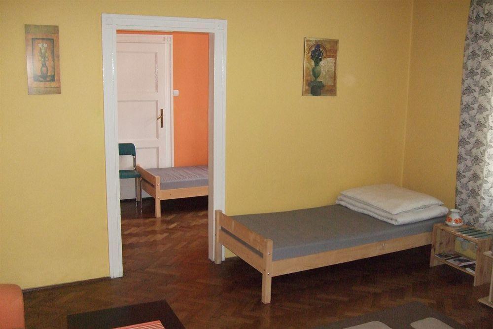 Old Walls Hostel Краков Экстерьер фото