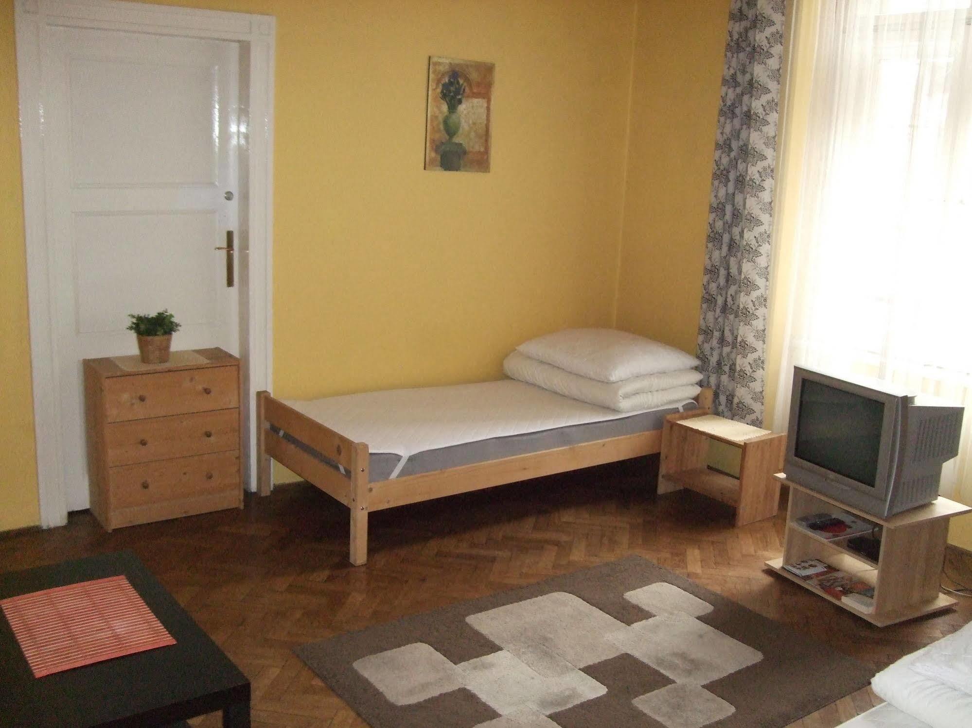 Old Walls Hostel Краков Экстерьер фото