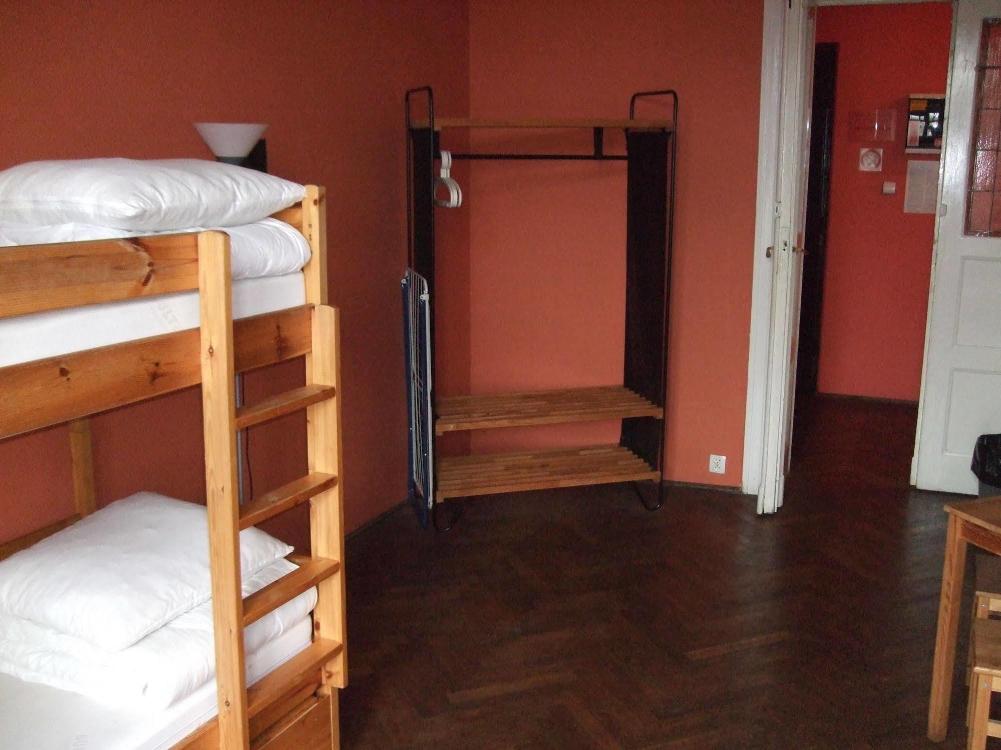 Old Walls Hostel Краков Экстерьер фото