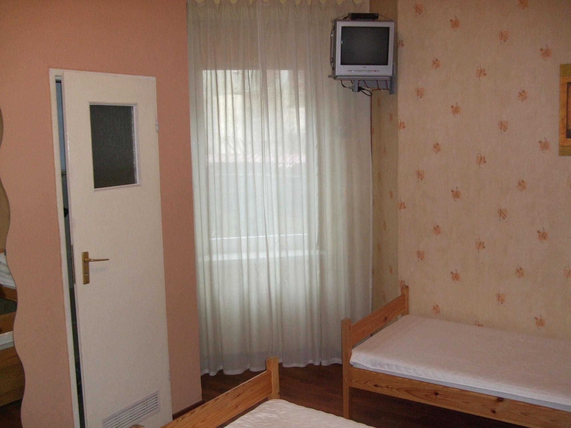 Old Walls Hostel Краков Экстерьер фото
