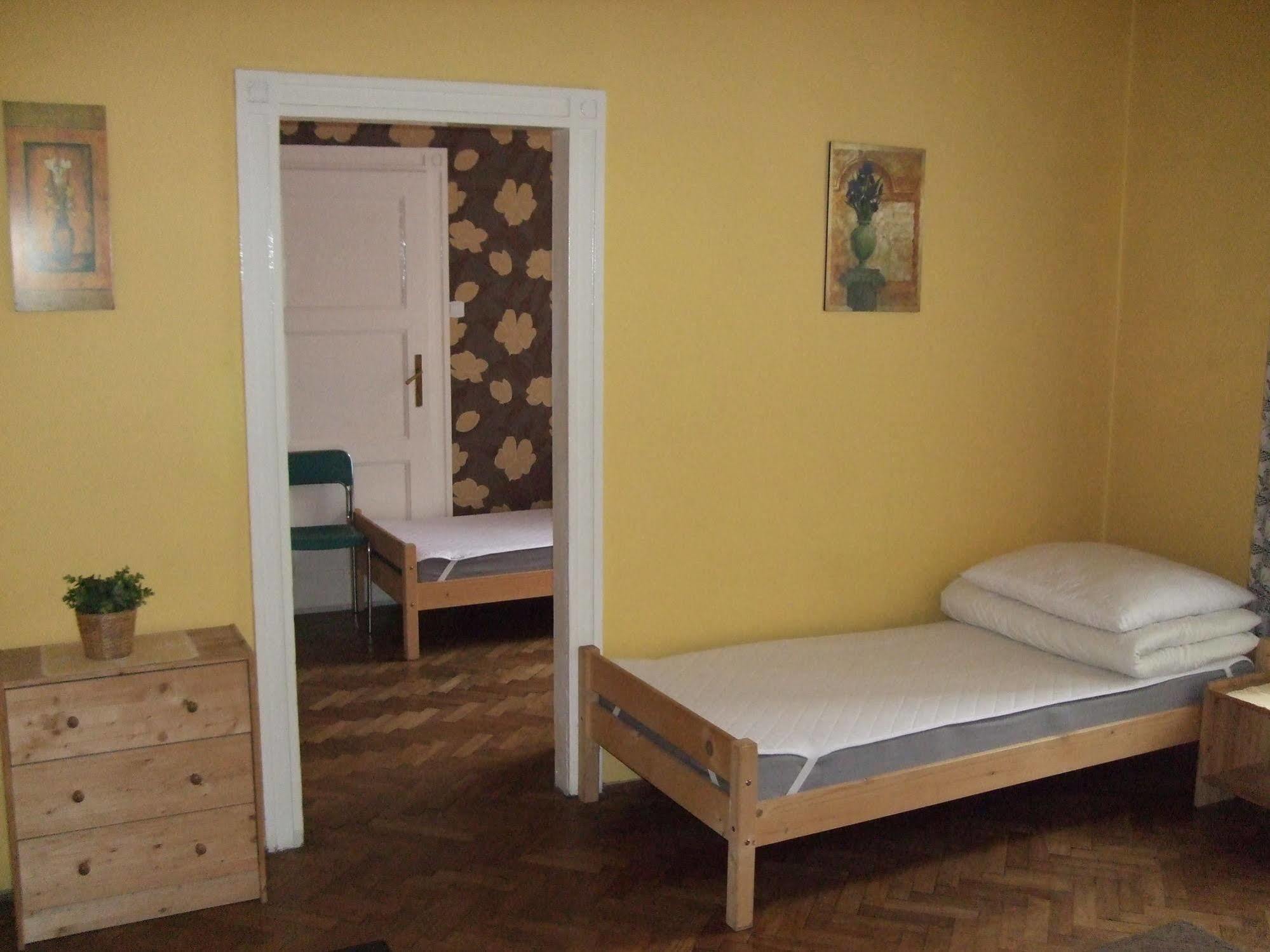 Old Walls Hostel Краков Экстерьер фото