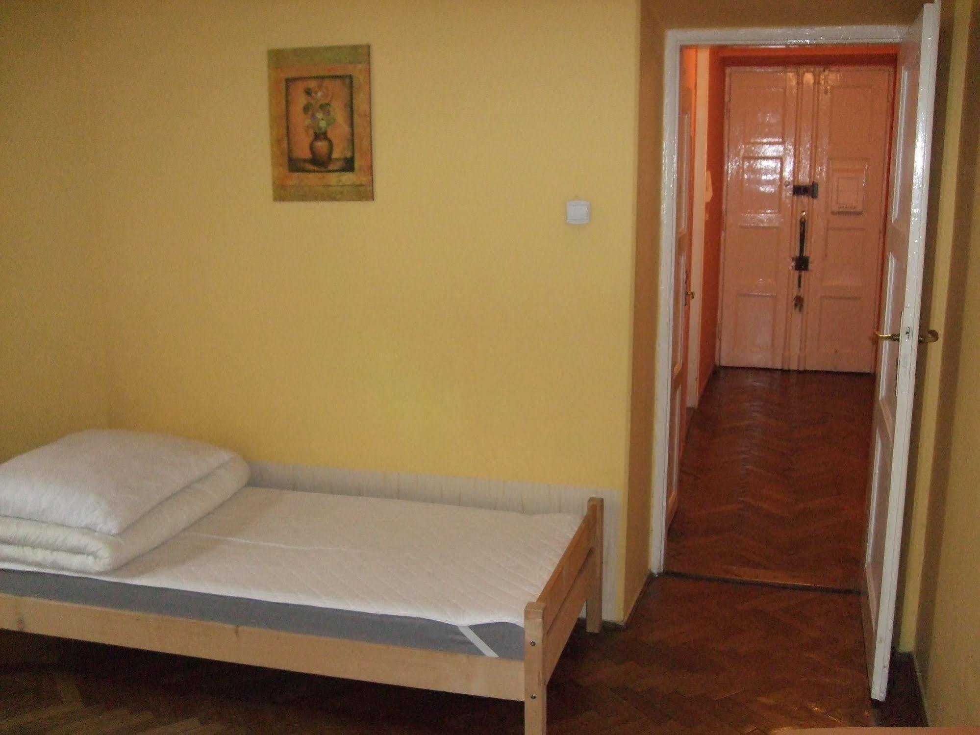 Old Walls Hostel Краков Экстерьер фото