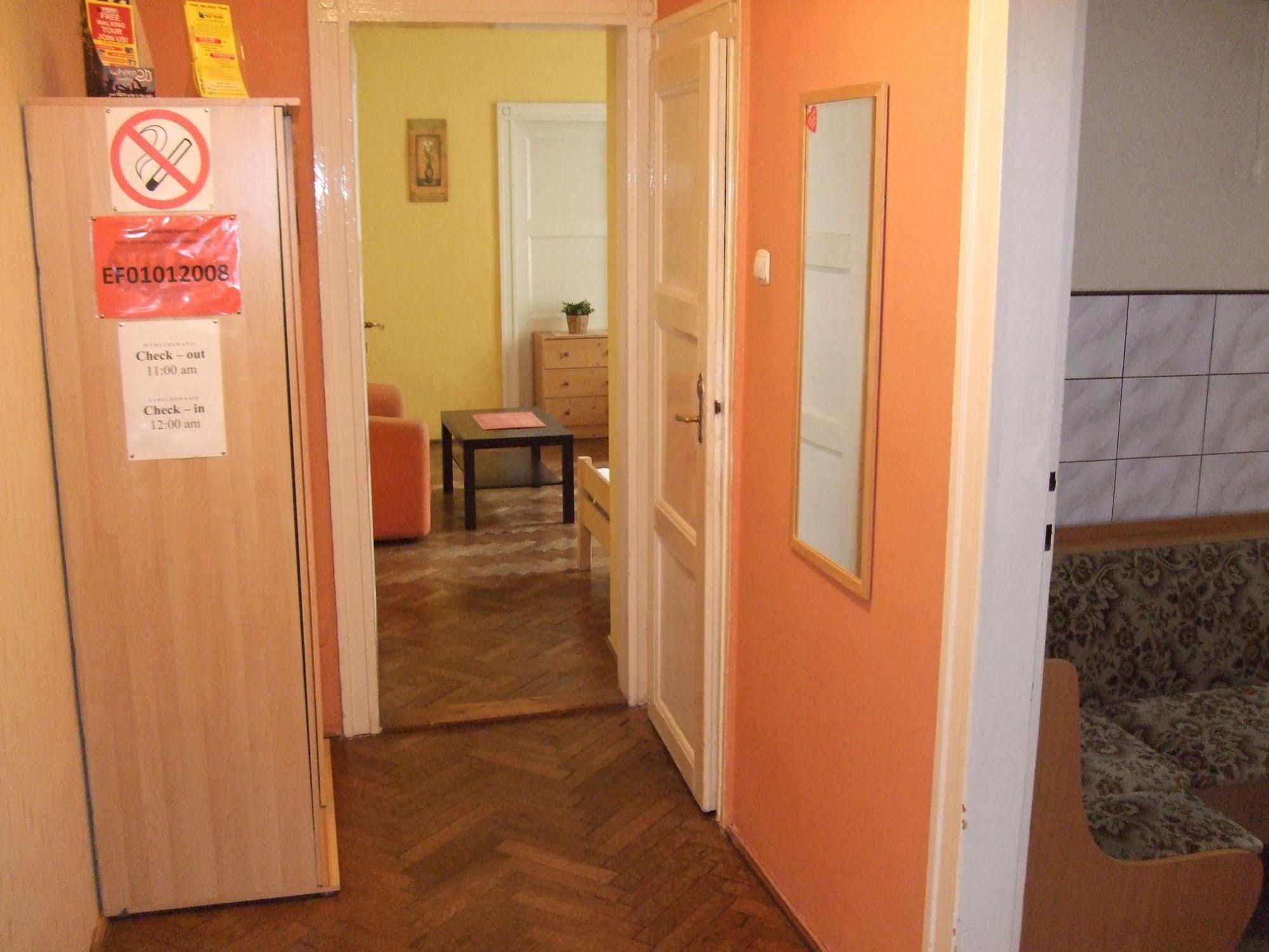 Old Walls Hostel Краков Экстерьер фото