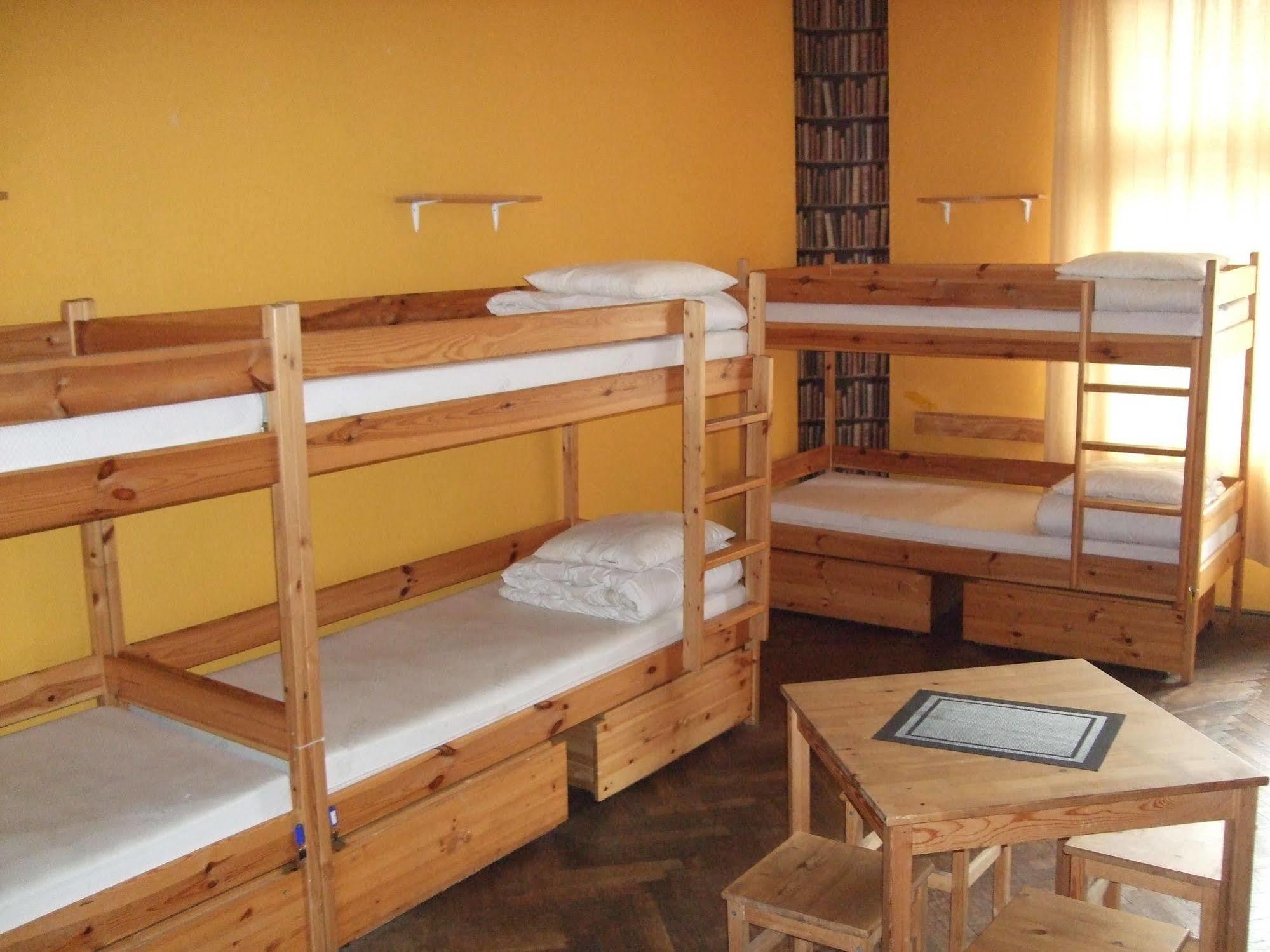 Old Walls Hostel Краков Экстерьер фото