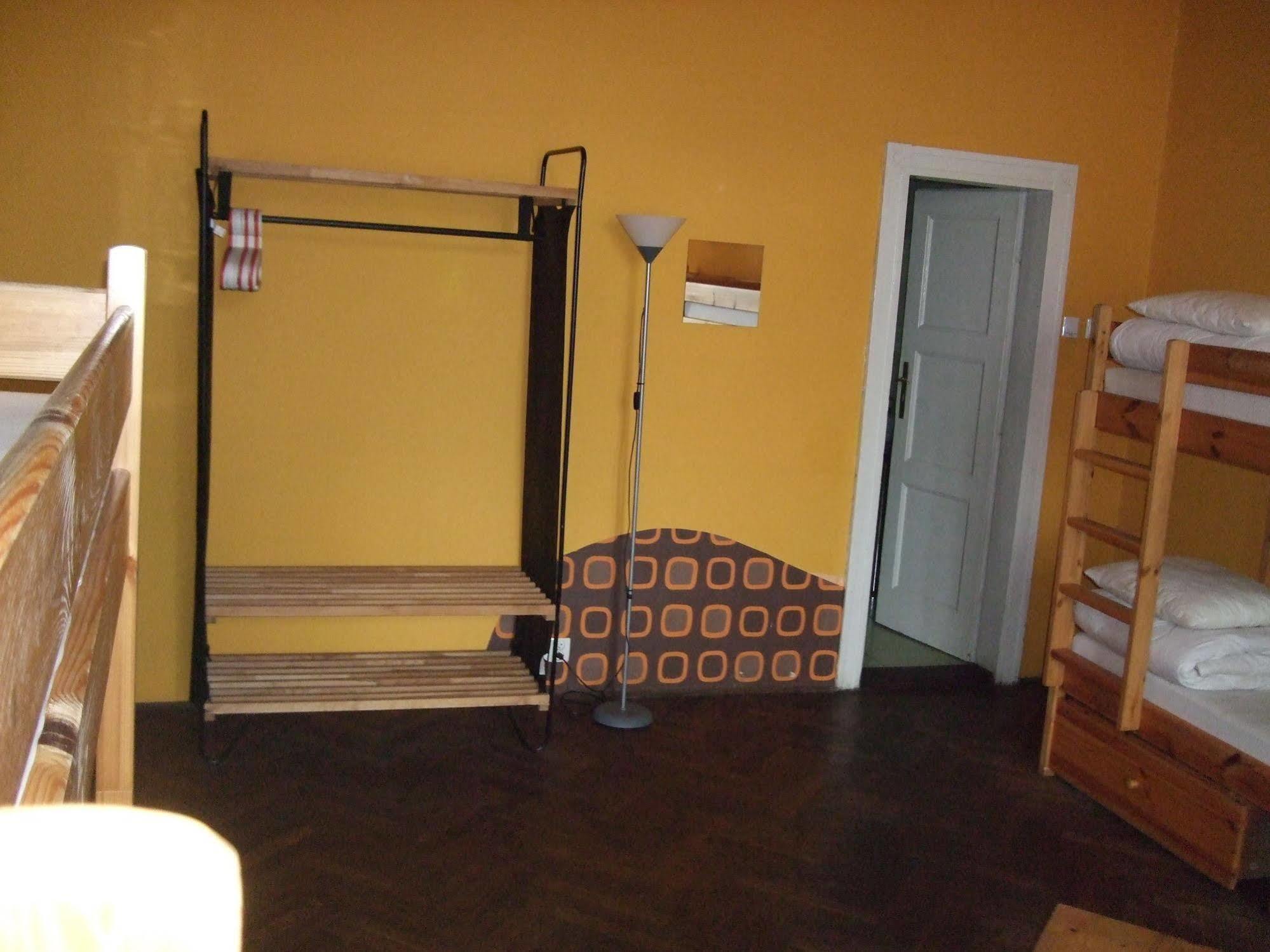 Old Walls Hostel Краков Экстерьер фото