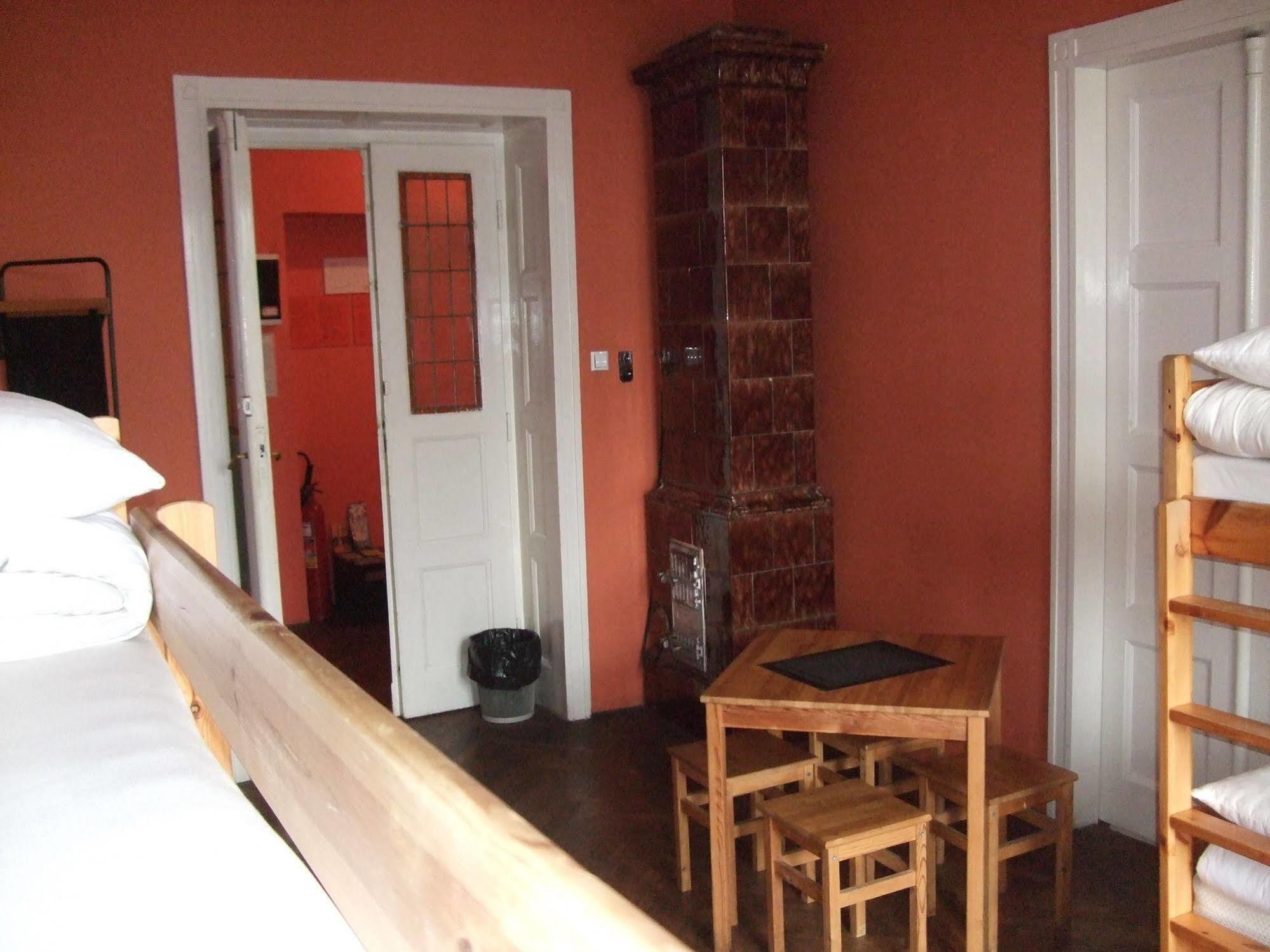 Old Walls Hostel Краков Экстерьер фото